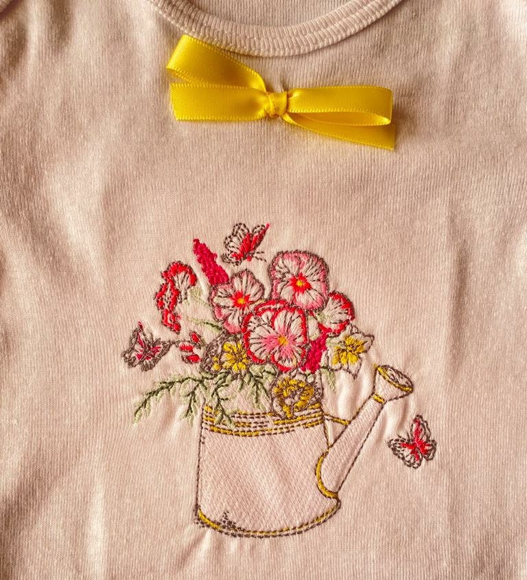 Mono bordado con flores de jardín